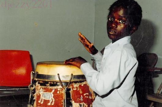Photo de souvenir du chanteur Akon jouant avec un tumba Photo de souvenir du chanteur Akon jouant avec un tumba