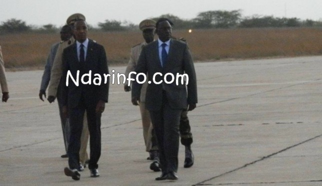 Photo| Macky Sall et Abdoul Mbaye à l'aéroport de Bango Photo| Macky Sall et Abdoul Mbaye à l'aéroport de Bango