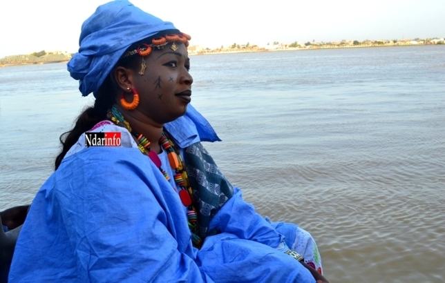 Photo| Sargal Ndar: Une signare observe la course des pirogues. Photo| Sargal Ndar: Une signare observe la course des pirogues.