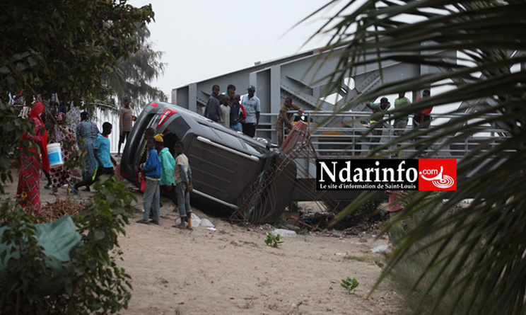 INSOLITE : Un 4X4 tombe à l’entrée du Pont Fadherbe ( photos – vidéo)