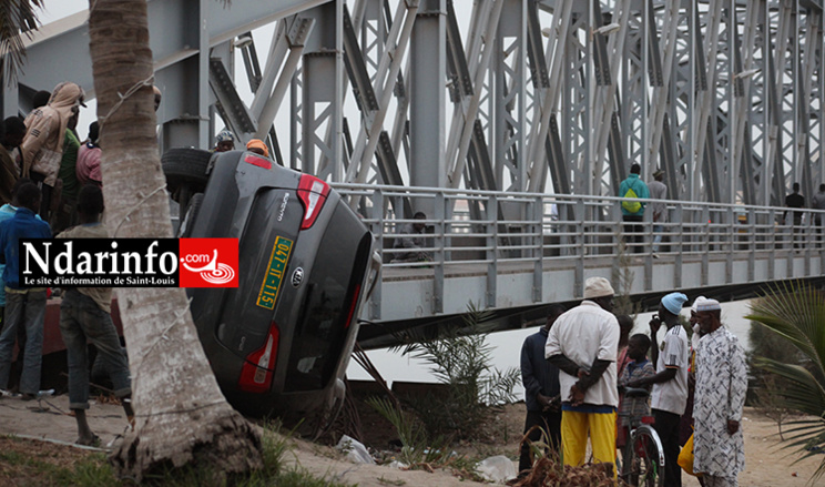 INSOLITE : Un 4X4 tombe à l’entrée du Pont Fadherbe ( photos – vidéo)