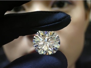 Il avale un diamant, la police attend la sortie avec un seau Il avale un diamant, la police attend la sortie avec un seau