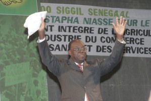 Direct: Elu président de l'Assemblée nationale, Moustapha Niasse fond en larmes Direct: Elu président de l'Assemblée nationale, Moustapha Niasse fond en larmes