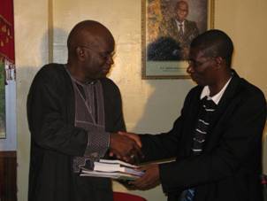 Le Colonel Moumar Gueye avec le Professeur Mary Teuw Niane