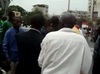 [Vidéos] Pour protester contre le projet de loi constitutionnelle, Cheikh Bamba Diéye s'attache aux grilles de l'Assemblée nationale
