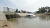 Incroyable : Un véhicule tombe sous le pont de khor (Vidéos)