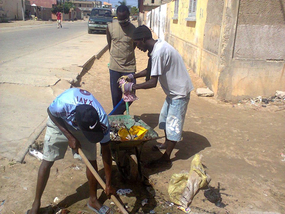 EAUX-CLAIRES : la belle action des membres de "Bay sa wewou tank" EAUX-CLAIRES : la belle action des membres de "Bay sa wewou tank"