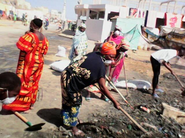 NETTOIEMENT DES BERGES DE GOXU MBACC : belle synergie entre la Commune et les populations ( photos )