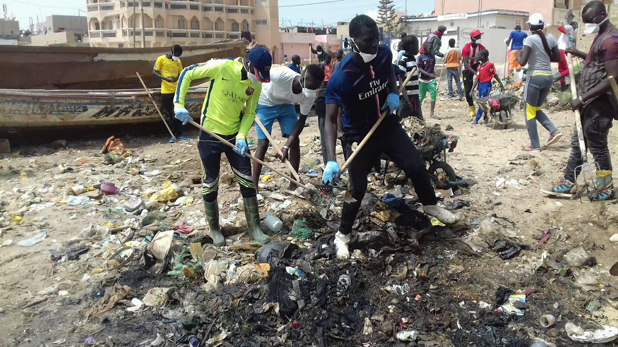 HYDROBASE : l'A.A.S.D nettoie les berges du fleuve ( photos ) HYDROBASE : l'A.A.S.D nettoie les berges du fleuve ( photos )