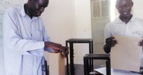 Un sénégalais crée une machine de fabrication de sachets et de sacs en papier. Un sénégalais crée une machine de fabrication de sachets et de sacs en papier.