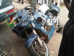 Saint-Louis : Un motard de la garde présidentielle dérape et se blesse. Saint-Louis : Un motard de la garde présidentielle dérape et se blesse.