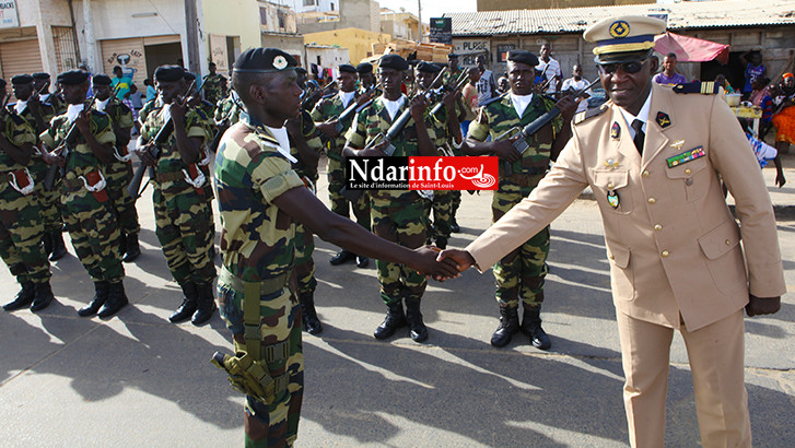 Le Colonel Mbaye CISSE, commandant de la Zone Nord N°2, salue un de ses éléments après une revue des troupes.