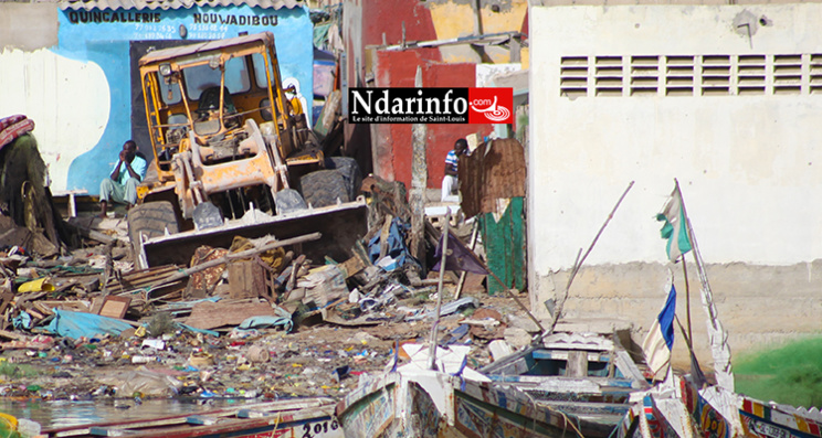 Direct Guet-Ndar : le Caterpillar tombe à coté de la mosquée. Les affrontements se poursuivent. Regardez ! Direct Guet-Ndar : le Caterpillar tombe à coté de la mosquée. Les affrontements se poursuivent. Regardez !