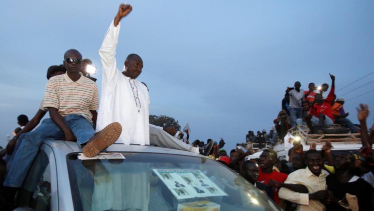 Gambie: victoire surprise d’Adama Barrow, défaite historique de Yahya Jammeh