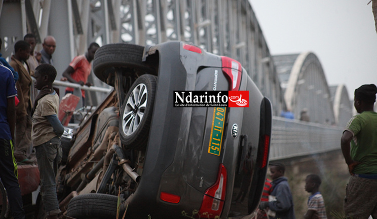 INSOLITE : Un 4X4 tombe à l’entrée du Pont Fadherbe ( photos – vidéo) INSOLITE : Un 4X4 tombe à l’entrée du Pont Fadherbe ( photos – vidéo)