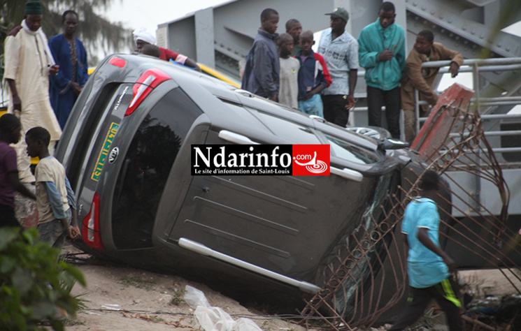 INSOLITE : Un 4X4 tombe à l’entrée du Pont Fadherbe ( photos – vidéo) INSOLITE : Un 4X4 tombe à l’entrée du Pont Fadherbe ( photos – vidéo)