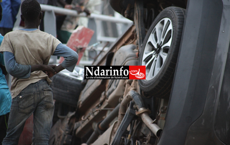 INSOLITE : Un 4X4 tombe à l’entrée du Pont Fadherbe ( photos – vidéo) INSOLITE : Un 4X4 tombe à l’entrée du Pont Fadherbe ( photos – vidéo)