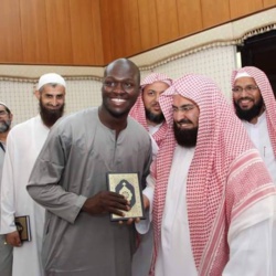 Arrêt sur image: Le beau cadeau de l’Imam des Deux Saintes Mosquées à Moussa Sow Arrêt sur image: Le beau cadeau de l’Imam des Deux Saintes Mosquées à Moussa Sow