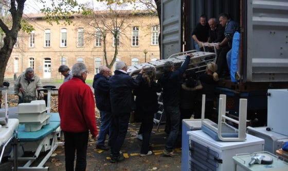 Le chargement du container s’est déroulé le 26 novembre dernier grâce à la participation active et musclée de personnel de l’Institut, d’organisateurs du rallye et de sponsors de l’équipage. © RTSL