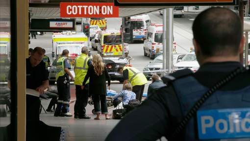 Une voiture fonce dans la foule à Melbourne Une voiture fonce dans la foule à Melbourne