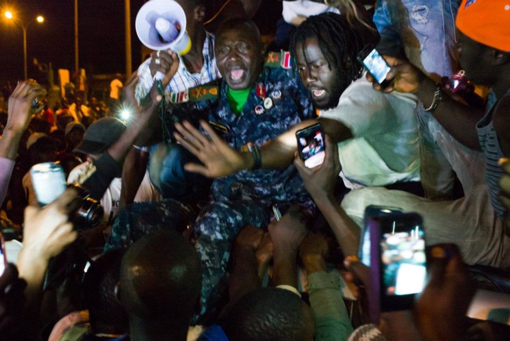 (3) Photos: scène incroyable, Badjie, le Général de Jammeh fête l’investiture de Adama Barrow dans la rue. Regardez