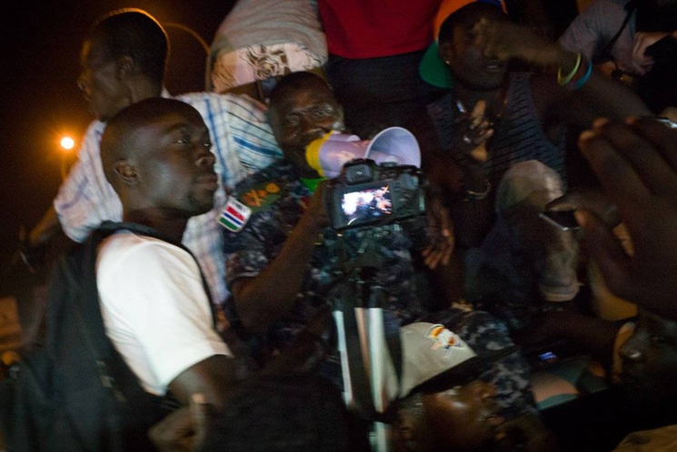 (3) Photos: scène incroyable, Badjie, le Général de Jammeh fête l’investiture de Adama Barrow dans la rue. Regardez
