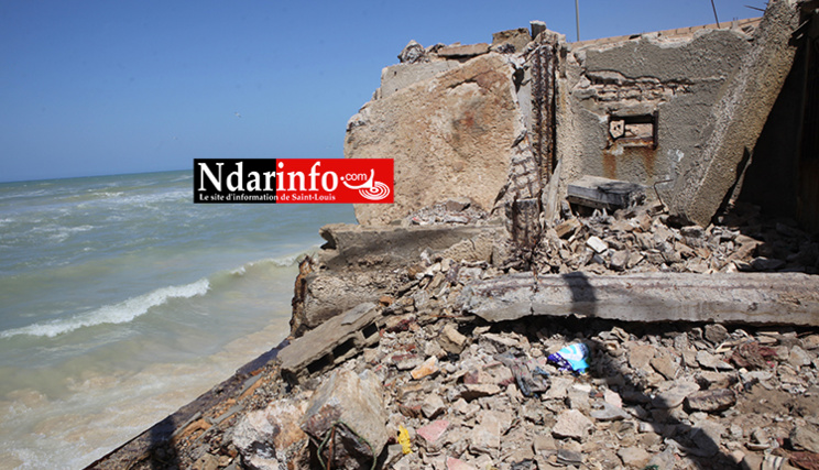 Houle dangereuse : le phare de Guet-Ndar terrassé par les vagues. Regardez !