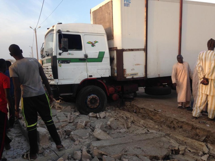 INCIVISME : Une partie du mur des cimetières de Guet-Ndar, écrasée par un camion frigorifique (photos)