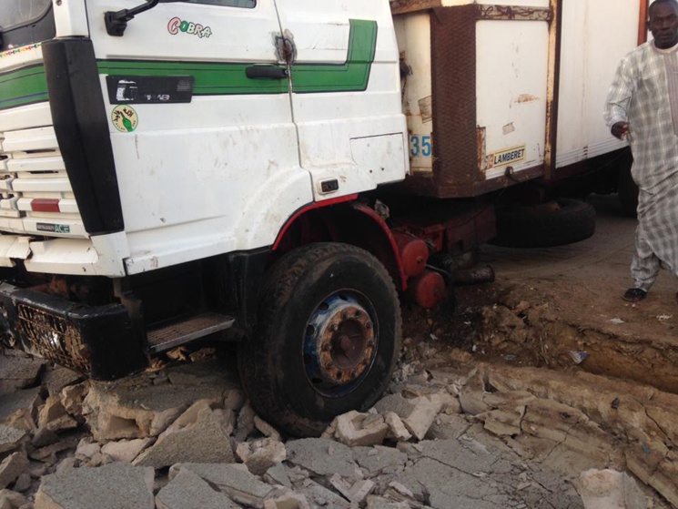 INCIVISME : Une partie du mur des cimetières de Guet-Ndar, écrasée par un camion frigorifique (photos)