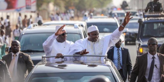 Macky Sall : ’’Sénégalais et Gambiens doivent travailler la main dans la main" Macky Sall : ’’Sénégalais et Gambiens doivent travailler la main dans la main"