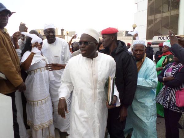 Tambacounda : échauffourées entre le cortège de Khalifa Sall et des partisans de Sidiki Kaba, le film de l’évènement Tambacounda : échauffourées entre le cortège de Khalifa Sall et des partisans de Sidiki Kaba, le film de l’évènement