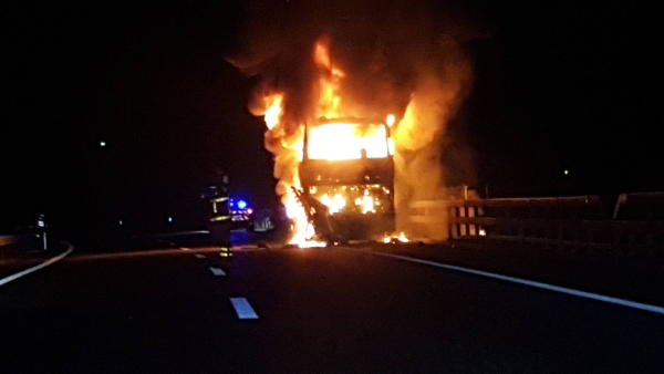 Un minicar prend feu à l’entrée de Saint-Louis : plus d'une dizaine de morts, des corps calcinés.