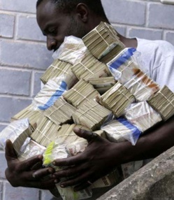 Quatre individus porteurs d'un montant de 29 997 000 d'anciens billets de francs CFA interpellés par la Police Quatre individus porteurs d'un montant de 29 997 000 d'anciens billets de francs CFA interpellés par la Police