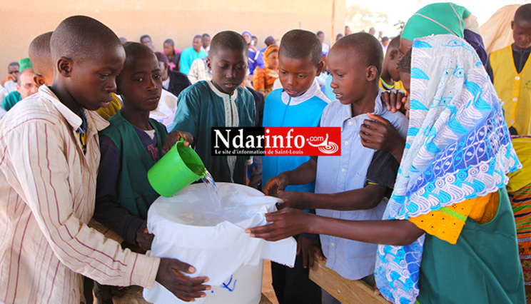 Démonstration publique d'écoliers de Ndoye DIAGNE sur la purification de l'eau