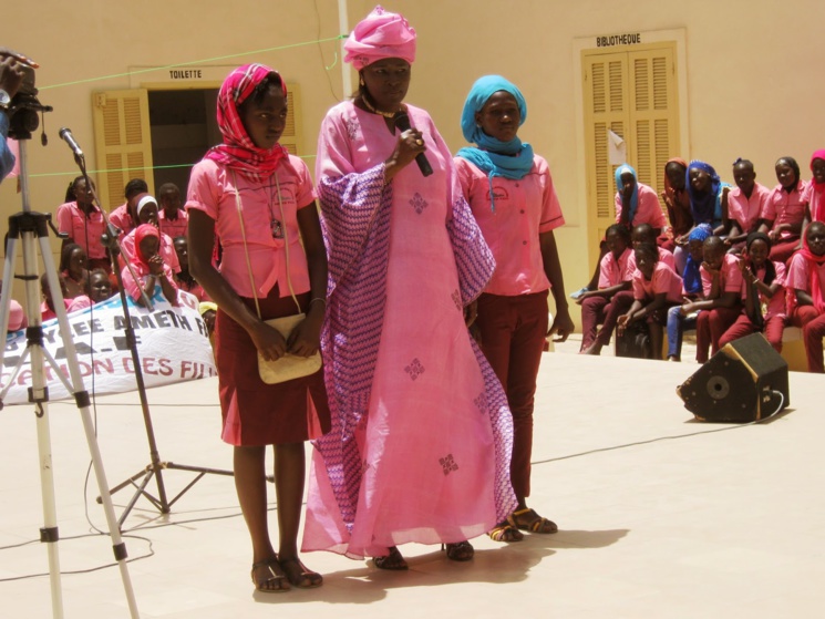 Don de serviettes hygiéniques aux élèves du lycée Ameth Fall de Saint-Louis Don de serviettes hygiéniques aux élèves du lycée Ameth Fall de Saint-Louis