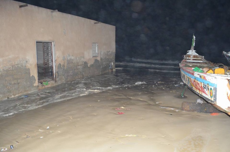 FURIE DES VAGUES : situation grave sur Langue de Barbarie. FURIE DES VAGUES : situation grave sur Langue de Barbarie.