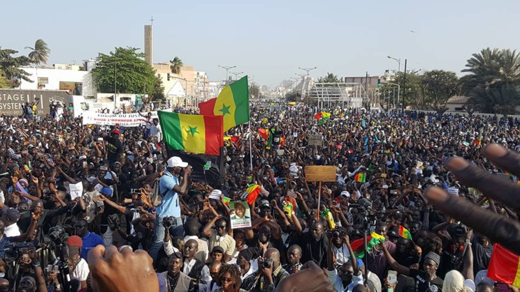 Replay : Y'en a marre réussit le pari de la mobilisation à la place de l'Obélisque
