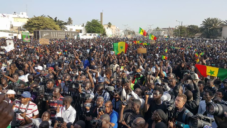 Replay : Y'en a marre réussit le pari de la mobilisation à la place de l'Obélisque