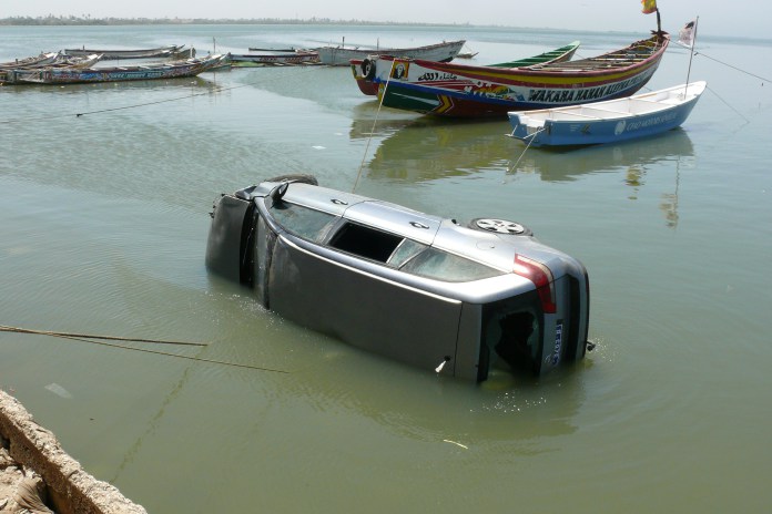 Saint-Louis : Un 4X4 prend son bain dans le fleuve.