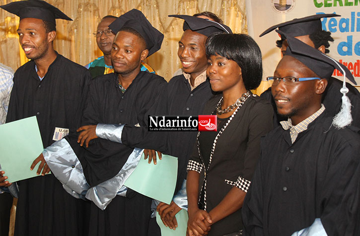 Photo archives graduation d'étudiants du master RDC de l'UGB