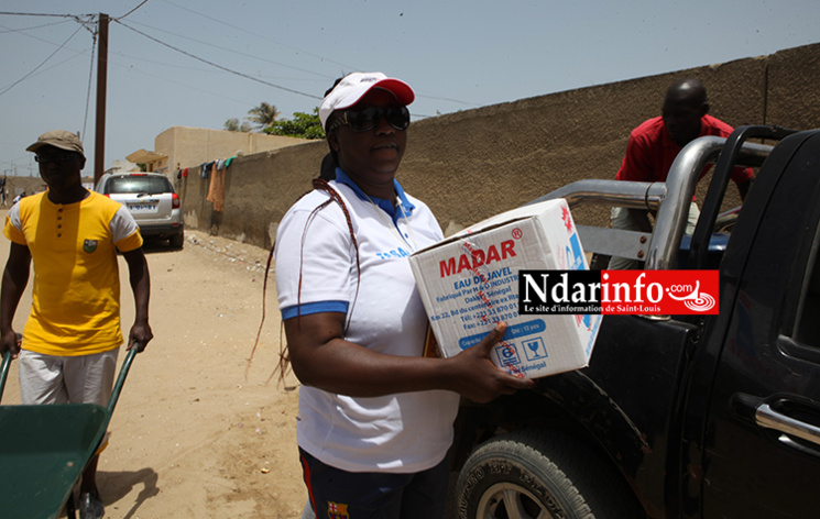 Assistance aux sinistrés de la mer : Manko Wattu NDAR nettoie la case-foyer de Santhiaba, distribue des vivres aux démunis (vidéo)