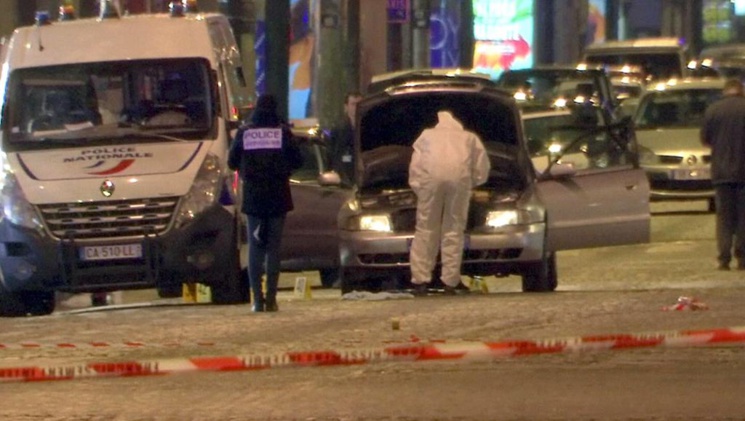 Fusillade sur les Champs-Elysées: un policier tué, l’EI revendique l’attaque