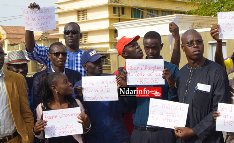 Journée mondiale de la presse : Sit-in des journalistes de Saint-Louis sur la Place Faidherbe (vidéo – photos) Journée mondiale de la presse : Sit-in des journalistes de Saint-Louis sur la Place Faidherbe (vidéo – photos)