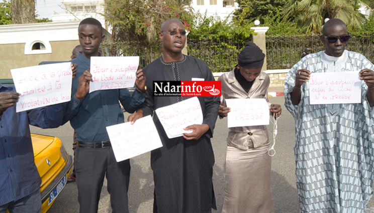 Journée mondiale de la presse : Sit-in des journalistes de Saint-Louis sur la Place Faidherbe (vidéo – photos) Journée mondiale de la presse : Sit-in des journalistes de Saint-Louis sur la Place Faidherbe (vidéo – photos)