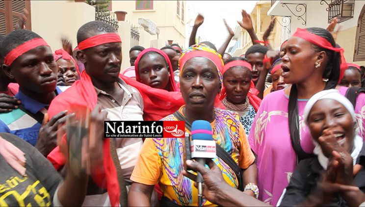 Saint-Louis : les vendeuses de poisson assiègent la Mairie ( vidéo ) Saint-Louis : les vendeuses de poisson assiègent la Mairie ( vidéo )