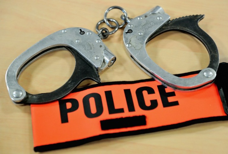 Perquisition d’une maison close à Darou : trois prostituées appréhendées. Nu, un hommes passe par la fenêtre.