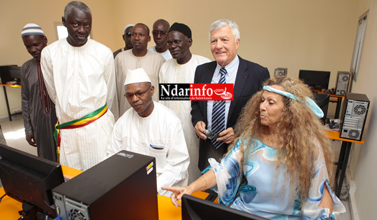 Mme Mme BARROUH, André FROISSARD, Ousmane SOW et Mame DIOP dans la salle informatique équipée ...