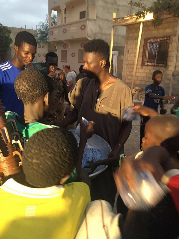 SOCIAL : Ismaila SARR distribue le Ndogou aux talibés (photos)