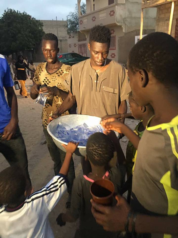 SOCIAL : Ismaila SARR distribue le Ndogou aux talibés (photos)