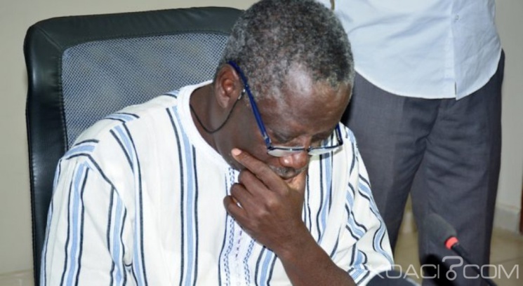 Fuites au bac : 19 personnes déférées, un prof, un président de jury et des agents de l’Office du bac arrêtés Fuites au bac : 19 personnes déférées, un prof, un président de jury et des agents de l’Office du bac arrêtés